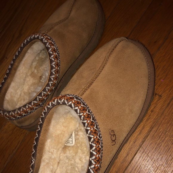 UGG Slippers - Picture 1 of 3
